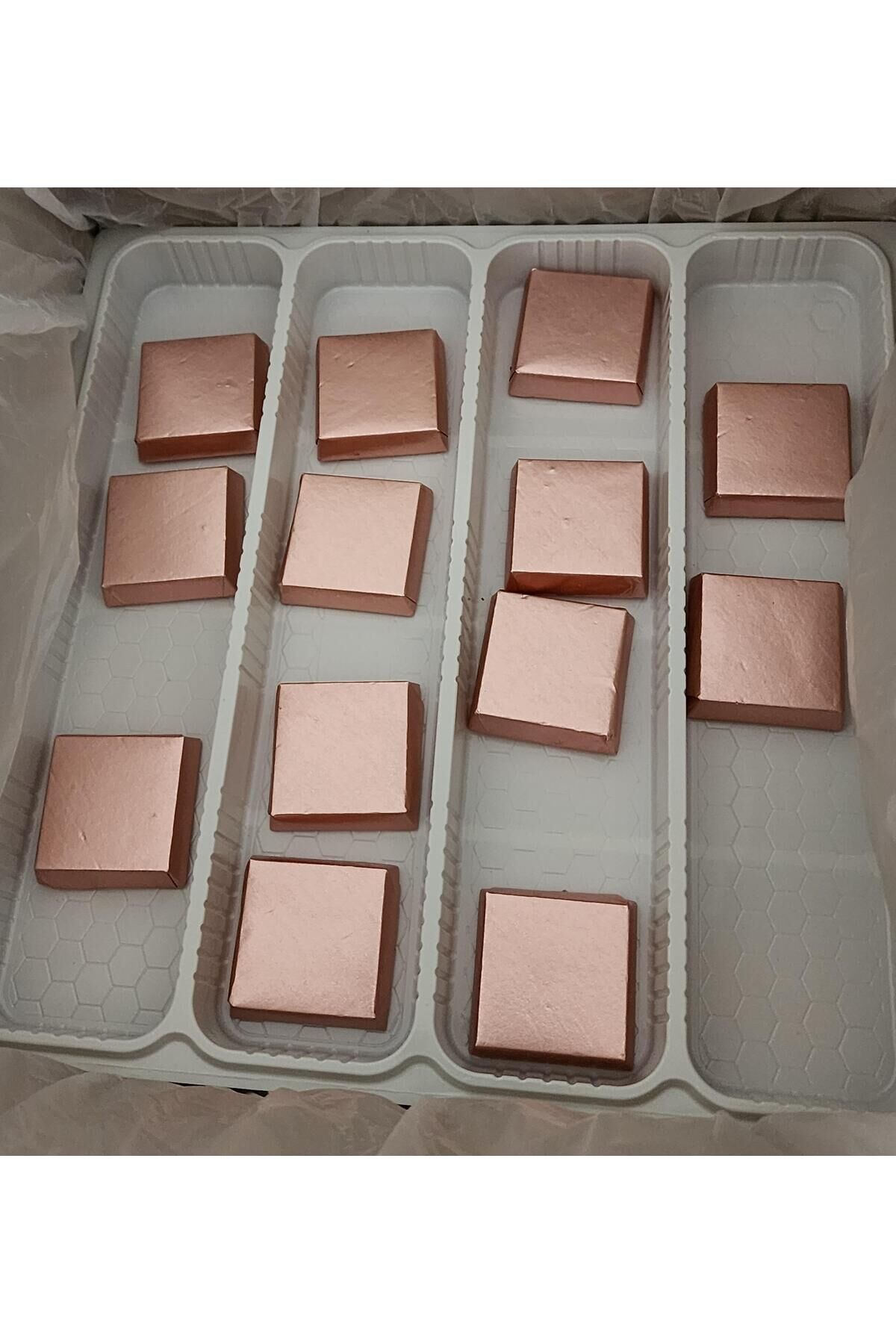 GIANDUJA DOLGULU KARE PEMBE (1 KG)