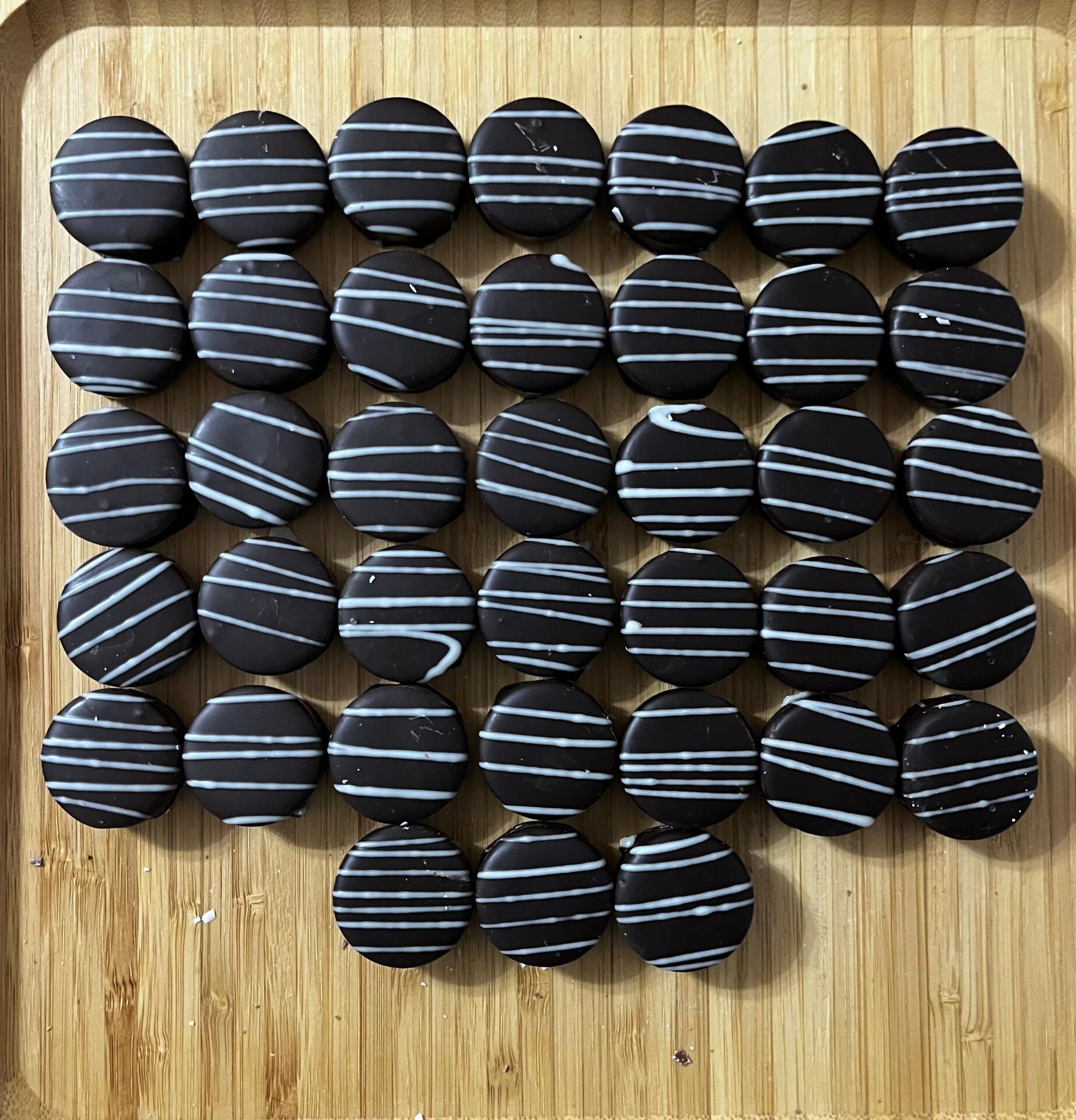 Beyaz Çizgi ve Bitter Çikolata Kaplı Portakal Kremalı Çikolata 500 gr (Nuga)