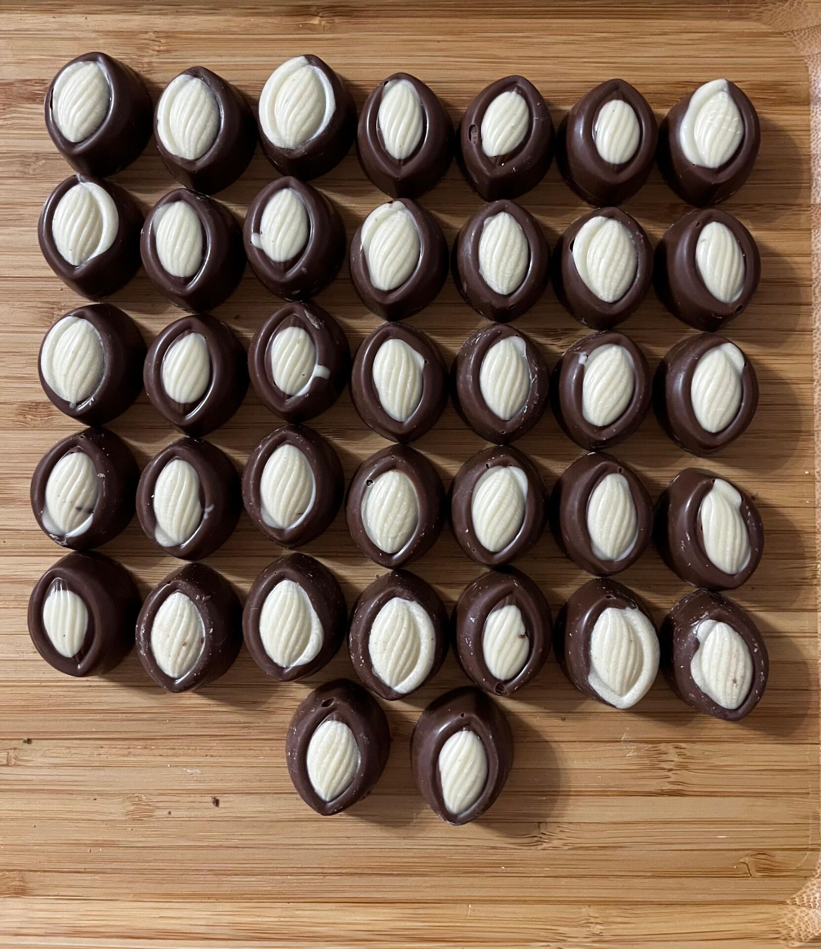 Beyaz Çikolata Dekorlu Yer Fıstığı Kremalı Sütlü Çikolata (RA) 500 gr